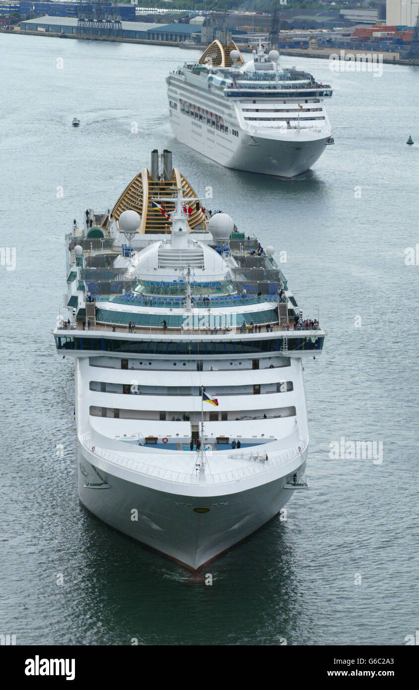 Die beiden neuesten Kreuzfahrtschiffe Adonia und Oceana von P&O, die White Sisters, verlassen Southampton auf ihren Jungfernfahrten. Stockfoto