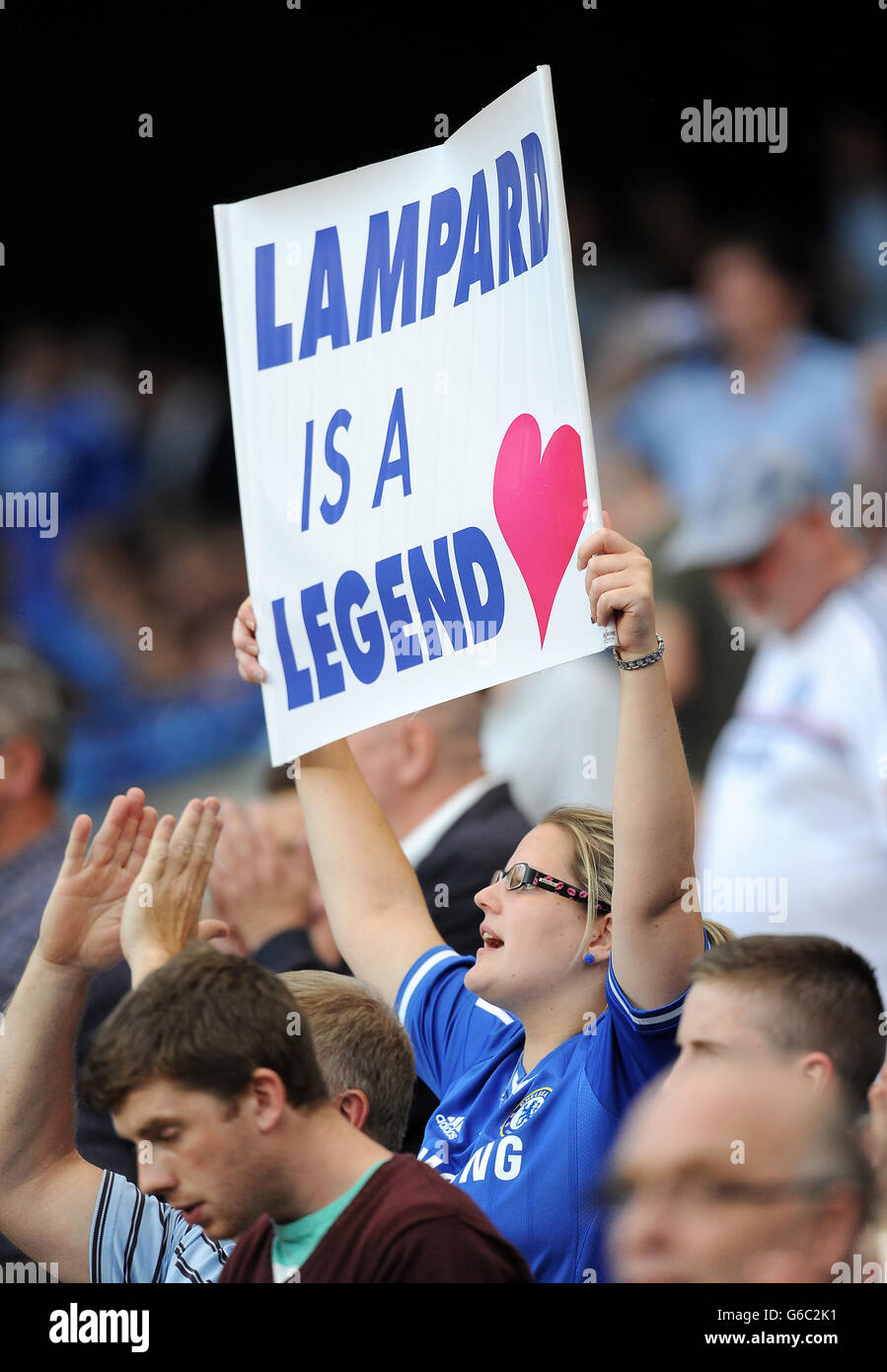 Ein Chelsea-Fan zeigt ihre Unterstützung für Frank Lampard auf den Tribünen Stockfoto