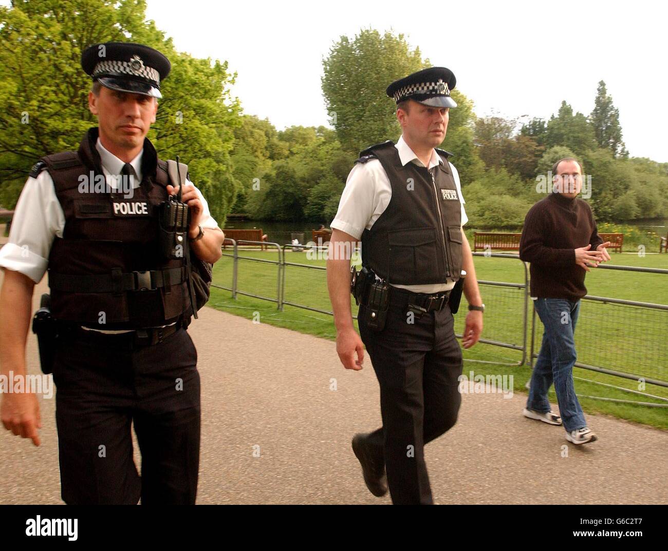 In einem erhöhten Sicherheitsbewusstsein bewaffnete Polizei zu Fuß Patrouille in Londons St. James's Park. Stockfoto