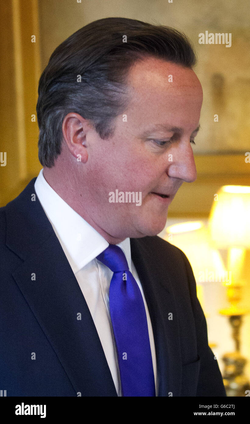 Premierminister David Cameron trifft sich in der Downing Street mit dem Premierminister von Gibraltar, Fabian Picardo (nicht im Bild), zu Gesprächen über den Grenzstreit mit Spanien. Stockfoto