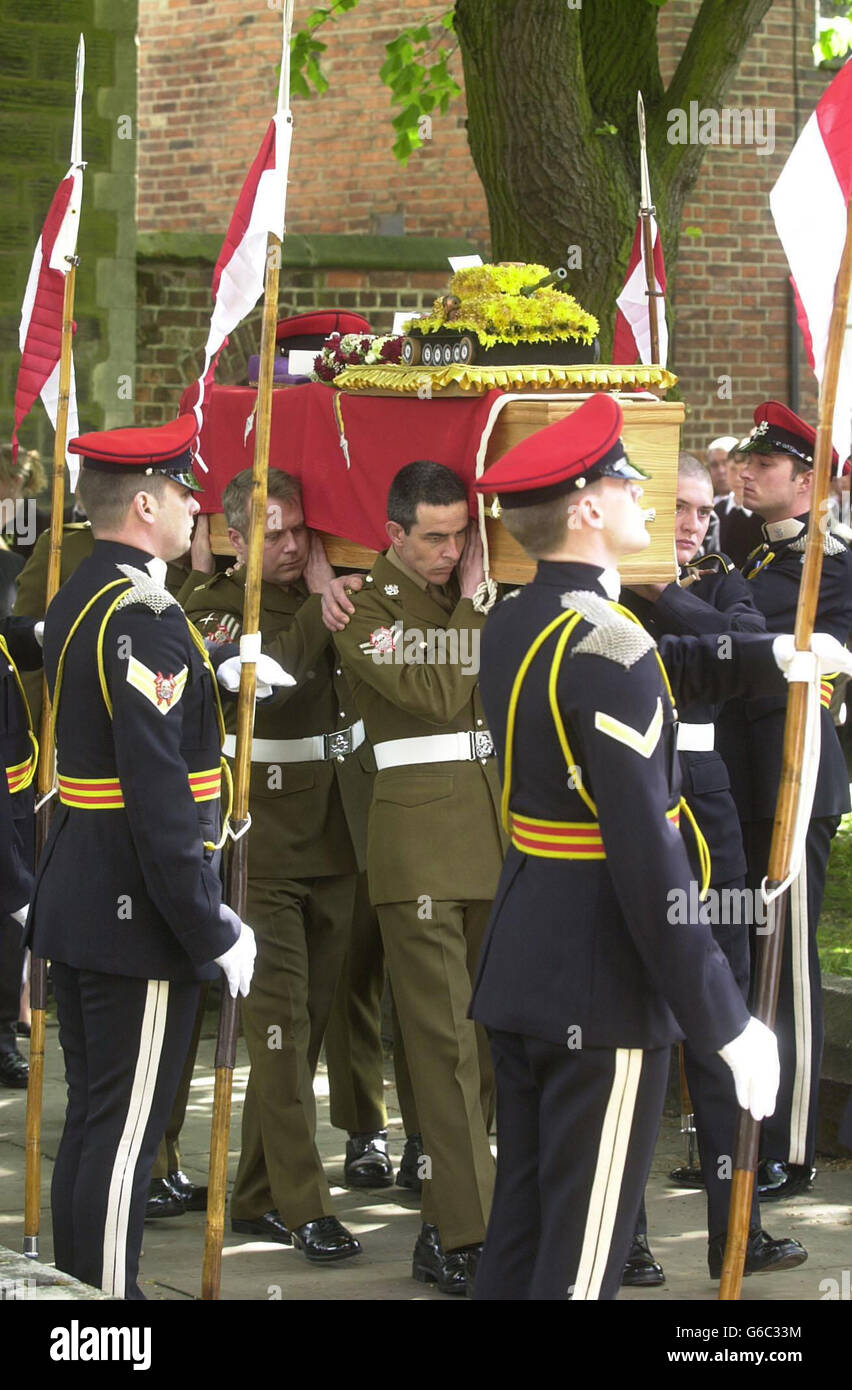 Der Sarg des Soldaten David Clarke wird in die Stiftskirche St. Mary's, Stafford, Donnerstag, 1. Mai 2003, getragen. Hunderte von Menschen säumten die Straßen für die Beerdigung des Soldaten David Clarke, der zu Beginn des Krieges mit dem Irak in einem „freundlichen Feuer“ getötet wurde. * vor der Stiftskirche St. Mary's versammelten sich mindestens 200 Personen, die auf die Ankunft des Sarges von TPR Clarke um 15 Uhr warteten. Der Service wurde über ein lautes Lautsprechersystem an die Leute weitergeleitet. Stockfoto