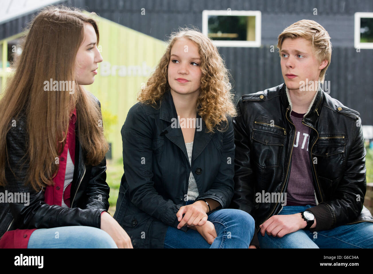 Jugendliche sprechen außerhalb, können ernstes Gespräch außerhalb, warten Stockfoto