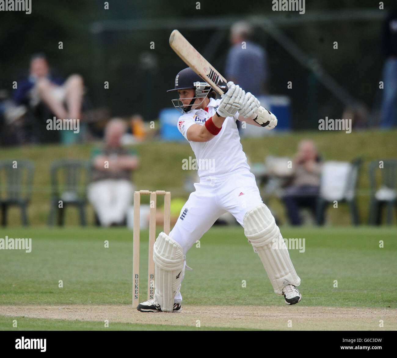 Die Engländerin Arran Brindling schlägt am vierten Tag des ersten Testmatches der Frauen-Asche im Wormsley Cricket Ground, High Wycombe. Stockfoto