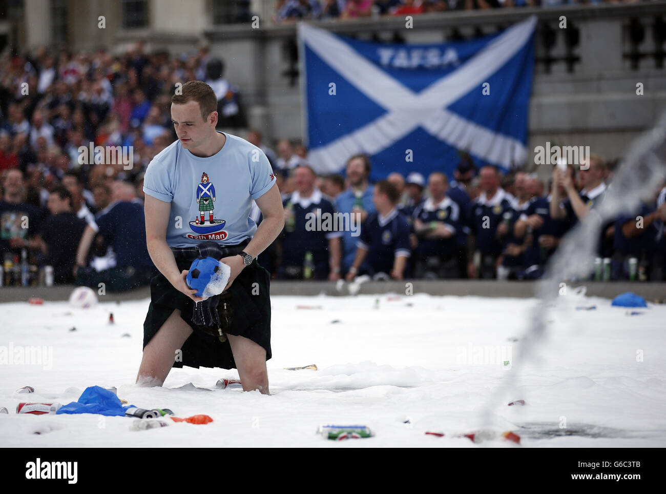 Schottische Fußballfans treffen sich am Trafalgar Square in London vor einem internationalen Freundschaftsspiel zwischen England und Schottland in Wembley. Stockfoto