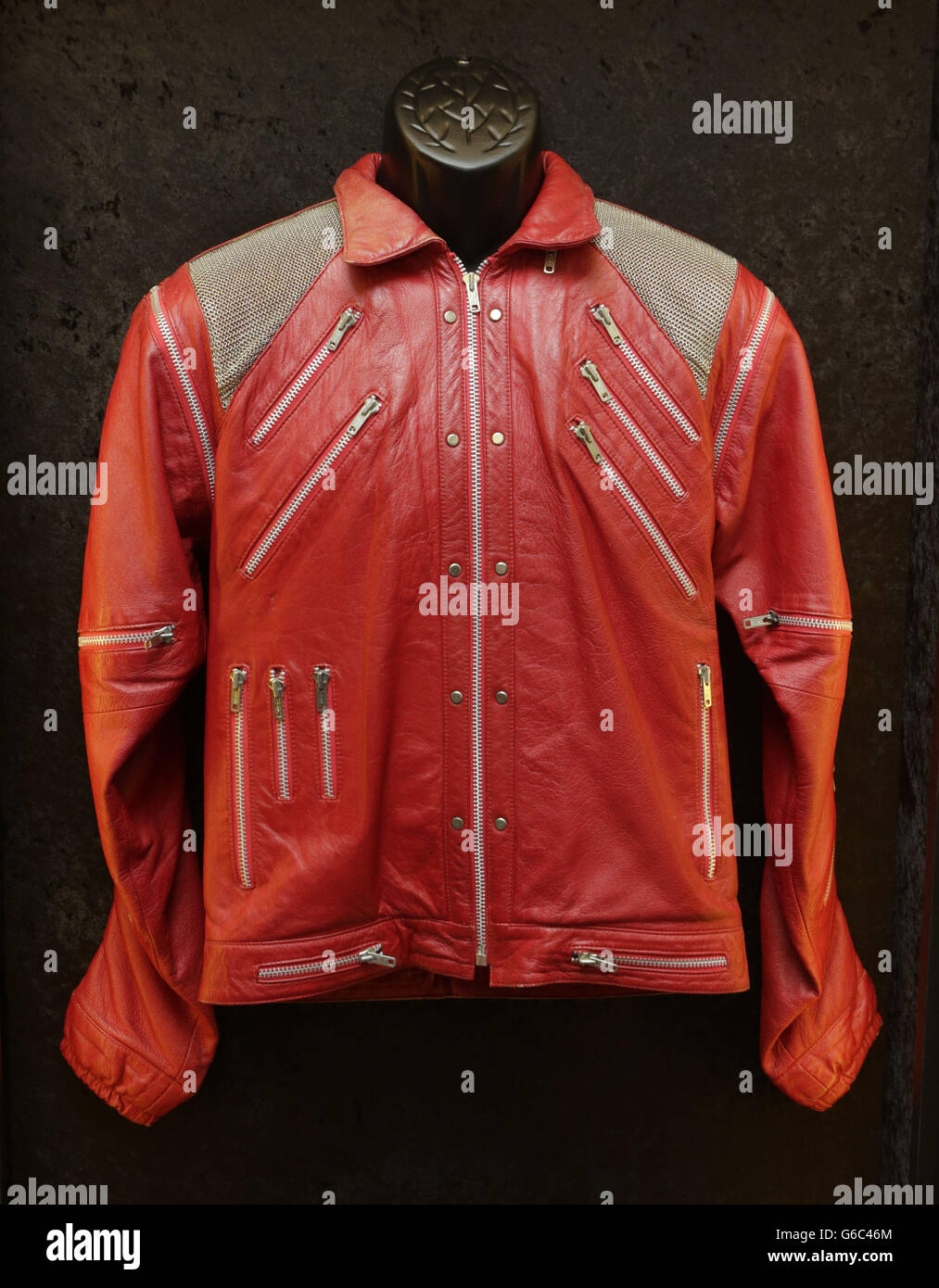 Michael Jacksons Beat IT Jacke aus rotem Leder bei einer Medienvorschau der Couture Exhibition des Hard Rock Cafe in der Royal Concert Hall in Glasgow. Stockfoto