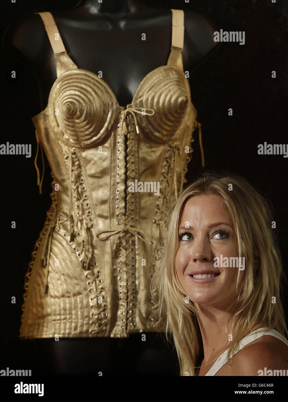 Narissa O'Moore, European Marketing Manager für das Hard Rock Cafe, wird mit Madonna's Cone BH Kostüm von Jean Paul Gaultier während einer Medienvorschau der Hard Rock Cafe's Couture Ausstellung in der Royal Concert Hall in Glasgow dargestellt. Stockfoto