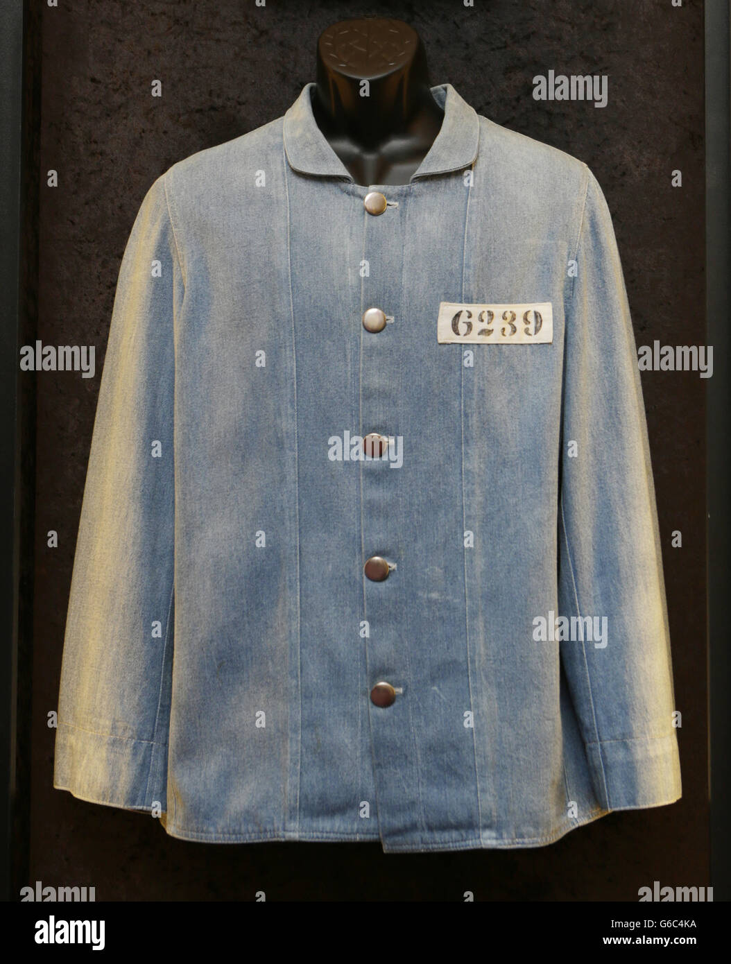 Ein Outfit aus Elvis Presleys Jailhouse Rock während einer Medienvorschau der Hard Rock Cafe's Couture Exhibition in der Royal Concert Hall in Glasgow. Die Ausstellung wird vom 16. Bis 25. August in der Royal Concert Hall für die Öffentlichkeit zugänglich sein und umfasst die Beat IT Jacke aus rotem Leder von Michael Jackson und das von Jean Paul Gaultier entworfene Madonna-BH-Kostüm. Stockfoto