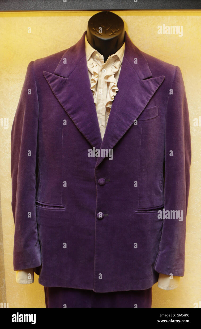 Eine Jimi Hendrex Jacke während einer Medienvorschau der Hard Rock Cafe's Couture Ausstellung in der Royal Concert Hall in Glasgow. Die Ausstellung wird vom 16. Bis 25. August in der Royal Concert Hall für die Öffentlichkeit zugänglich sein und umfasst Michael Jacksons rote Lederjacke Beat IT und das von Jean Paul Gaultier entworfene Madonna-BH-Kostüm. Stockfoto