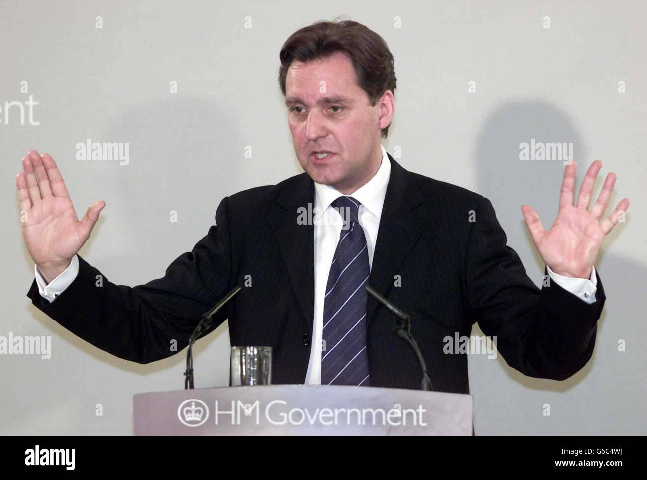 Gesundheitsminister Alan Milburn spricht bei einer Pressekonferenz bei der Foreign Press Association in London. Stockfoto
