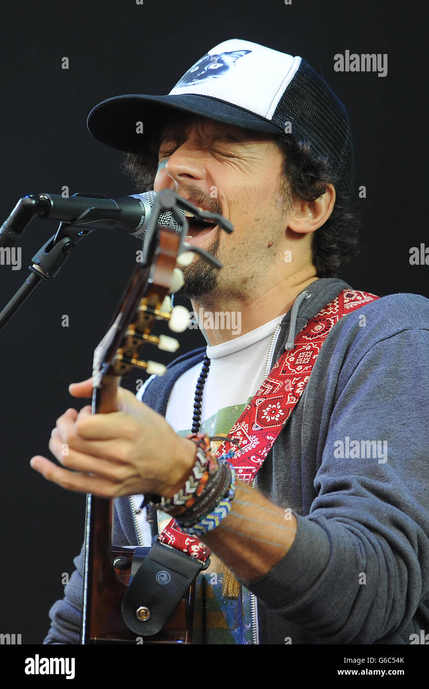 Jason Mraz tritt während des ersten Tages des V Festivals im Weston Park in Weston-under-Lizard auf der Virgin Media Bühne auf. DRÜCKEN Sie VERBANDSFOTO. Bilddatum: Samstag, 17. August 2013. Bildnachweis sollte lauten: Joe Giddens/PA Wire Stockfoto