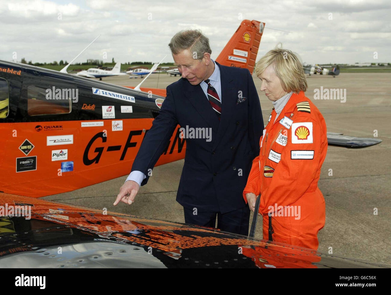 Der Prinz von Wales auf dem internationalen Flughafen Birmingham, um Polly Vacher zu sehen, bei ihrem Rekordversuch, in einem einmotorigen Flugzeug allein über den Nord- und Südpol um die Welt zu fliegen. Stockfoto