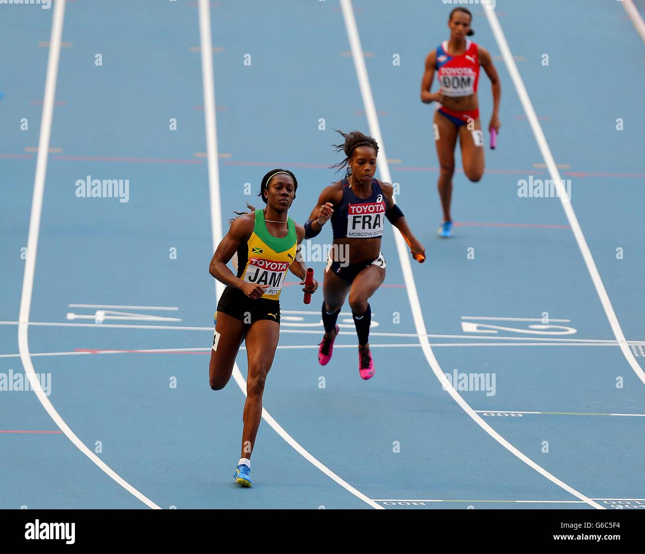 Jamaikas SheriAnn Brooks (links) gewinnt die 4x100MeterStaffel der