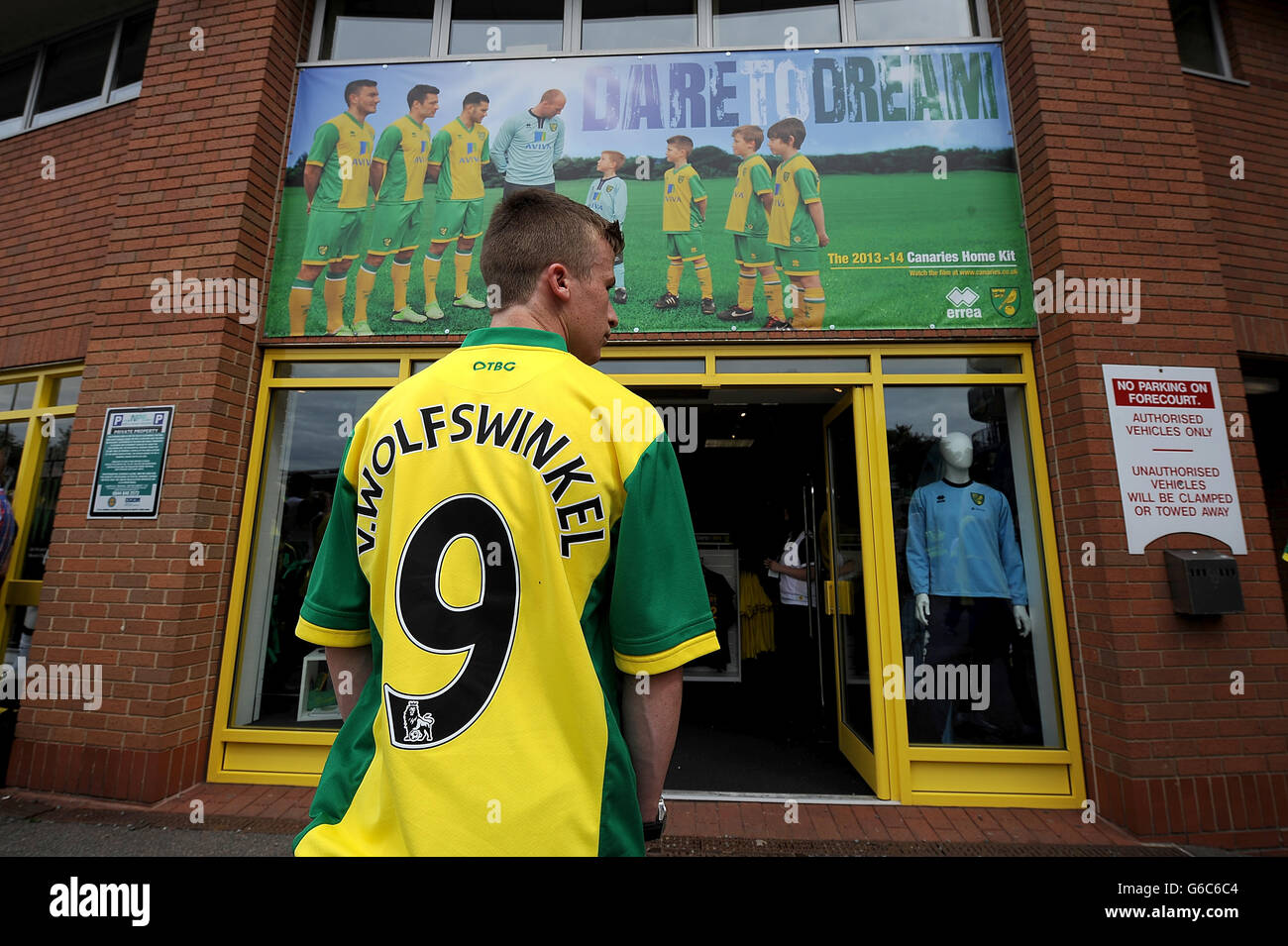 Ein Fan von Norwich City trägt ein Trikot zu Ehren Ihr Spieler Ricky van Wolfswinkel vor der Carrow Road Stockfoto