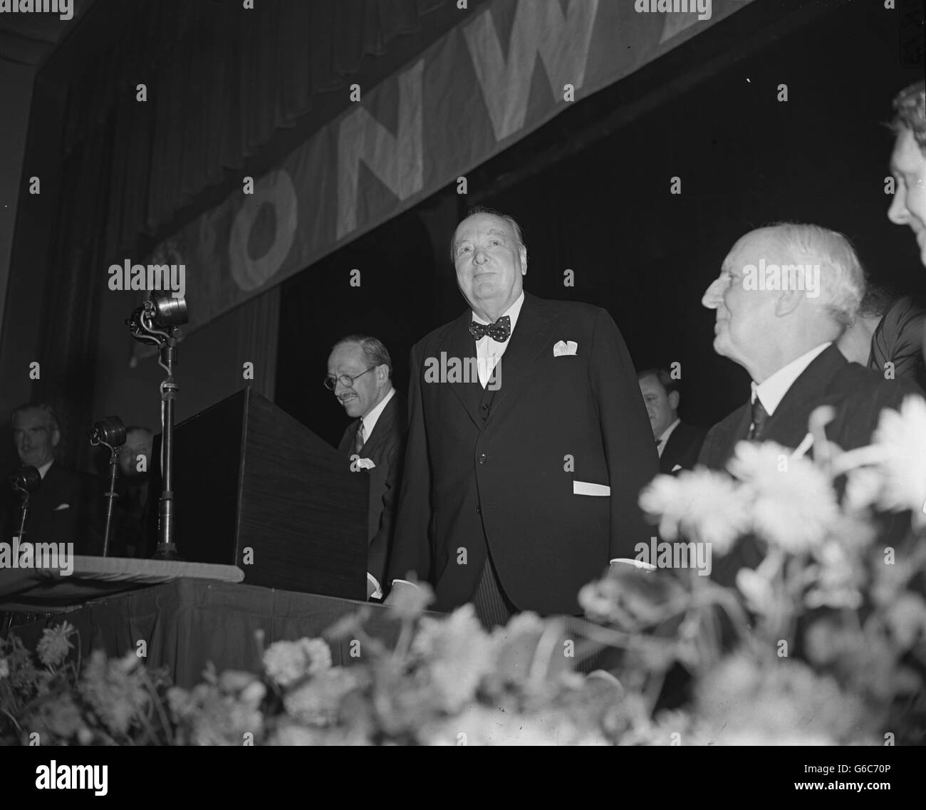 Sir Winston Churchill sprach vor einem Massentreffen der Konservativen nach der fünften Sitzung der jährlichen Konferenz der Konservativen Partei in Margate, Kent. Er hält seine Rede mit Lord Salisbury (Hintergrund), der das Treffen eröffnet hat. Stockfoto