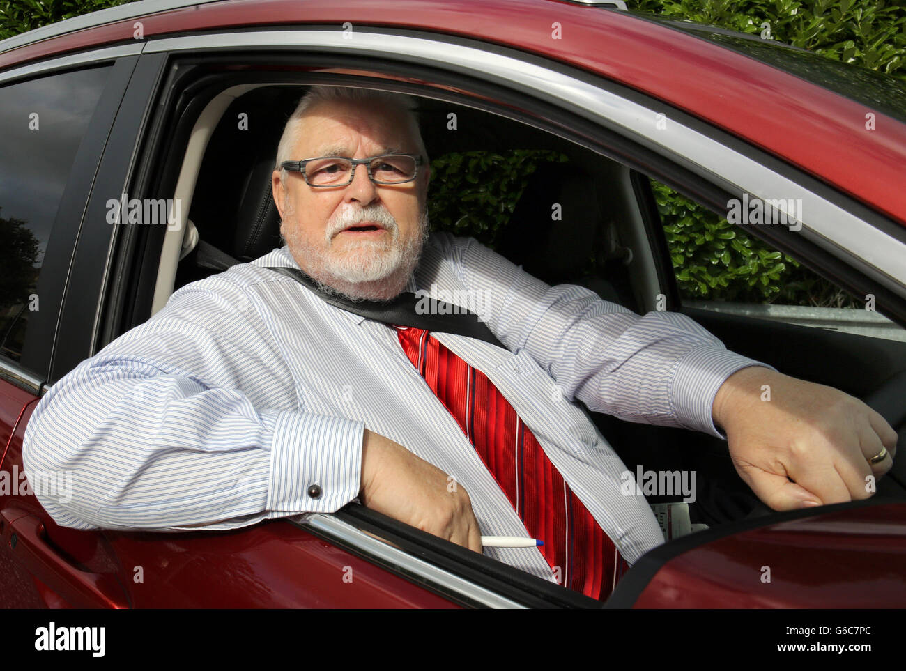 Lord Maginnis, kommt in seinem Honda CRV am Dungannon-Gerichtsgebäude an. Der Kollege des Oberhauses wurde für den Überfall eines Autofahrers bei einem Straßenrasereignis in Nordirland verurteilt. Stockfoto