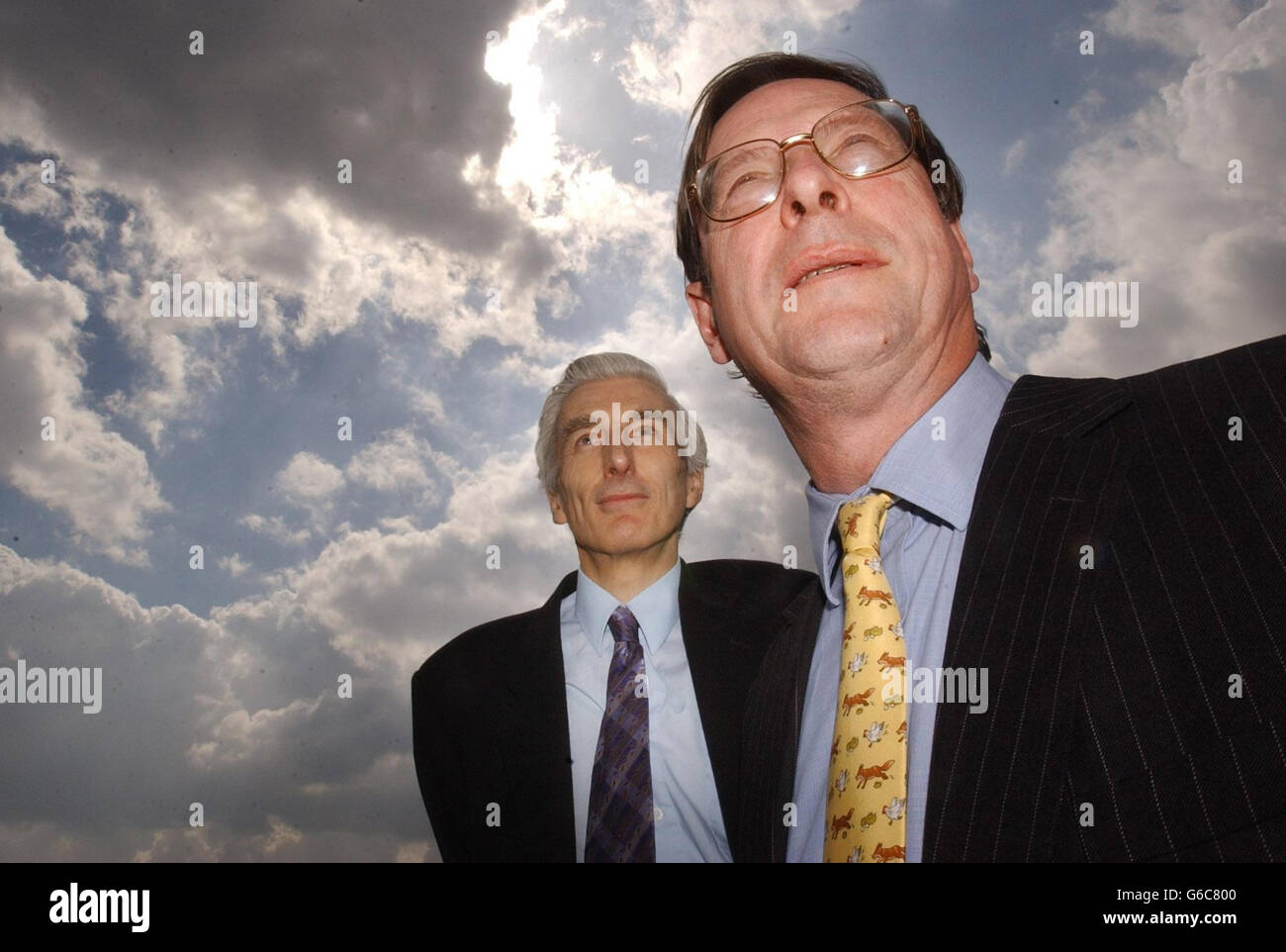 Der Landstreitkämpfer Max Hastings (rechts) mit dem Astronomen Royal Sir Martin Rees im National Maritime Museum in Greenwich startete eine Kampagne, um die wachsende Lichtverschmutzung in Großbritannien zu stoppen. * Aktivisten sagen, dass Lichtverschmutzung - verschwendetes von Menschen geschaontes Licht, das den Nachthimmel erhellt - die Sicht auf die Sterne verdunkelt und nachtaktive Kreaturen und Zugvögel negativ beeinflussen kann. Stockfoto