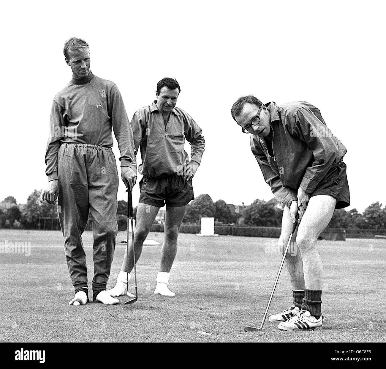 Nobby Stiles hat einen putt Stockfoto