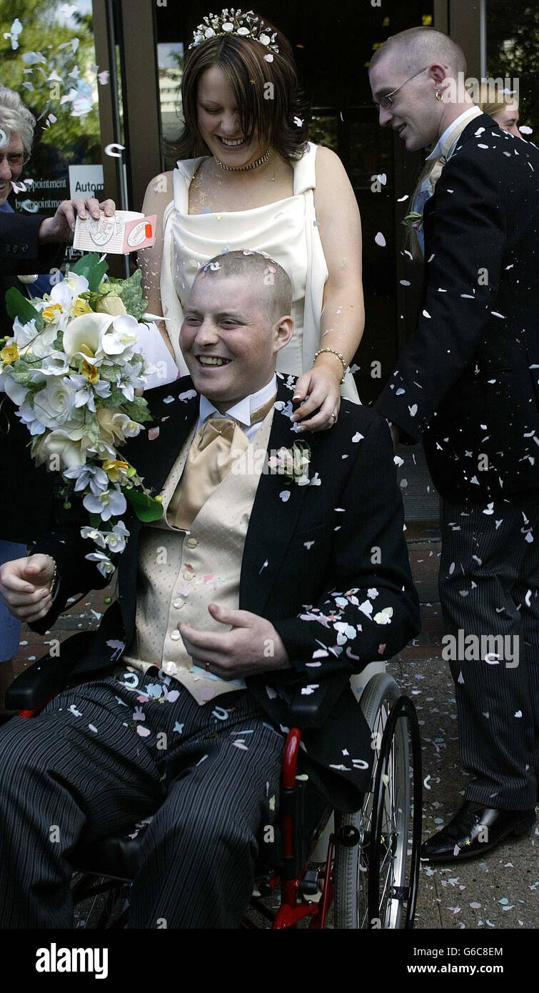 Todkranke Leukämie-Leidende Martin Black heiratete Susan Smith im Gateshead Registry Office. Das Paar, beide 19, beschlossen, die Zeremonie um einen Monat nach vorne zu bringen wegen seiner Gesundheit. Sie hoffen mit IVF-Behandlung, ein Reagenzglas Baby zu haben. * Susan hat mit der Behandlung im Zentrum für Leben in Newcastle begonnen und das Paar hofft, dass sie sein Kind von Spermien empfangen wird, die eingefroren waren, bevor er sich einer intensiven Chemotherapie unterzogen hatte. Martin aus Felling, Gateshead, wurde vor fast drei Jahren mit Leukämie diagnostiziert, kurz nachdem er Susan aus dem nahe gelegenen Donwell, Washington, getroffen hatte. Er war dabei Stockfoto