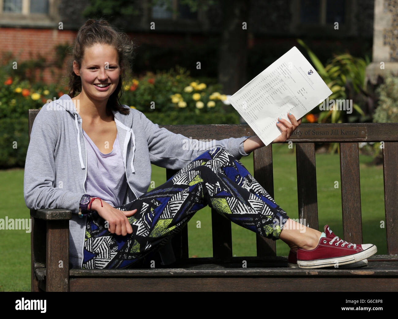 Isabella Soames, große Enkelin von Sir Winston Churchill, feiert das Erreichen von GCSE-Noten von 11 A*s am Brighton College in Brighton, East Sussex, während Studenten im ganzen Land ihre Ergebnisse erhalten. Stockfoto