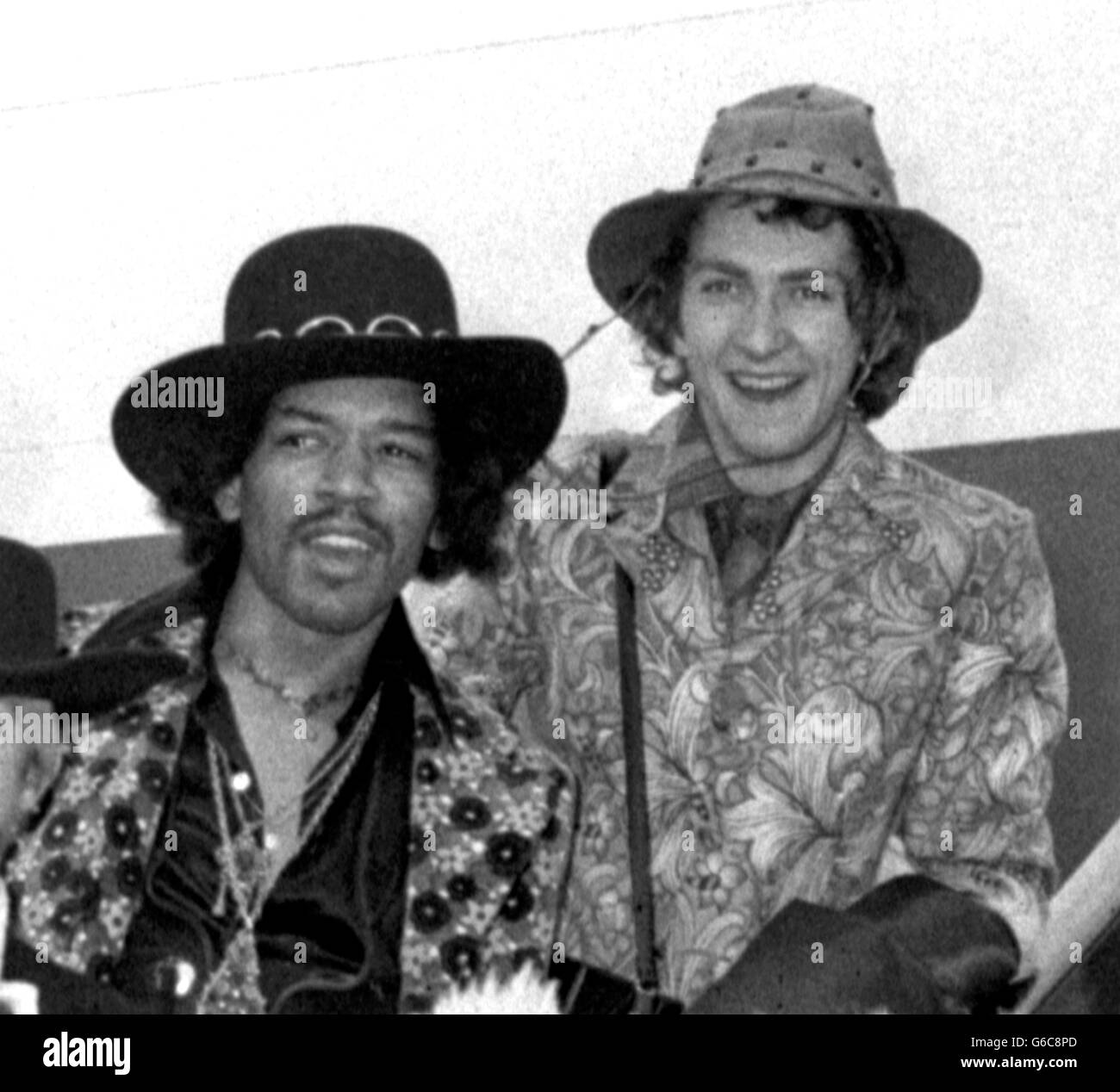 Jimi Hendrix und Mitch Mitchell sind auf einer Tour in die Vereinigten Staaten unterwegs, um ihr Flugzeug am Londoner Flughafen Heathrow zu besteigen. Die Jimi Hendrix Experience Group erhält in den USA eine Goldscheibe von Sinatras Plattenfirma für ihre erste LP bist du erfahren? Um die Millionen-Dollar-Umsatzmarke zu überschreiten. Stockfoto