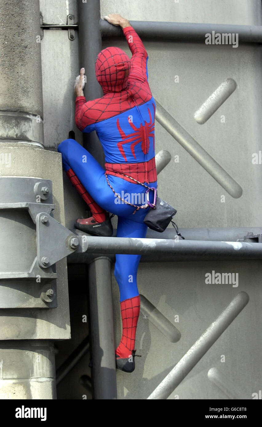 Der französische Kletterer Alain Robert, gekleidet als Spiderman, skaliert das Lloyds Building in Londons City. Der 41-Jährige aus Montpellier half bei der Werbung für die Vorführung des Hollywood Blockbusters „Spiderman“ durch Sky Box Office. Stockfoto
