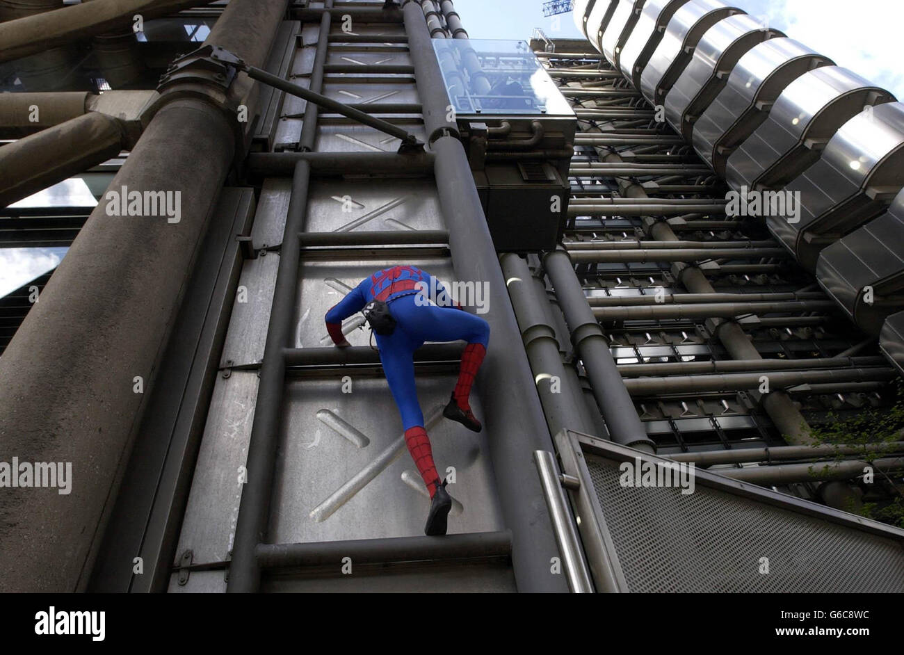 Der französische Bergsteiger Alain Robert skaliert das Gebäude der Lloyds of London in der City, gekleidet als Spiderman. Der 41-Jährige aus Montpellier half bei der Werbung für die Vorführung des Hollywood Blockbusters „Spiderman“ durch Sky Box Office. Stockfoto