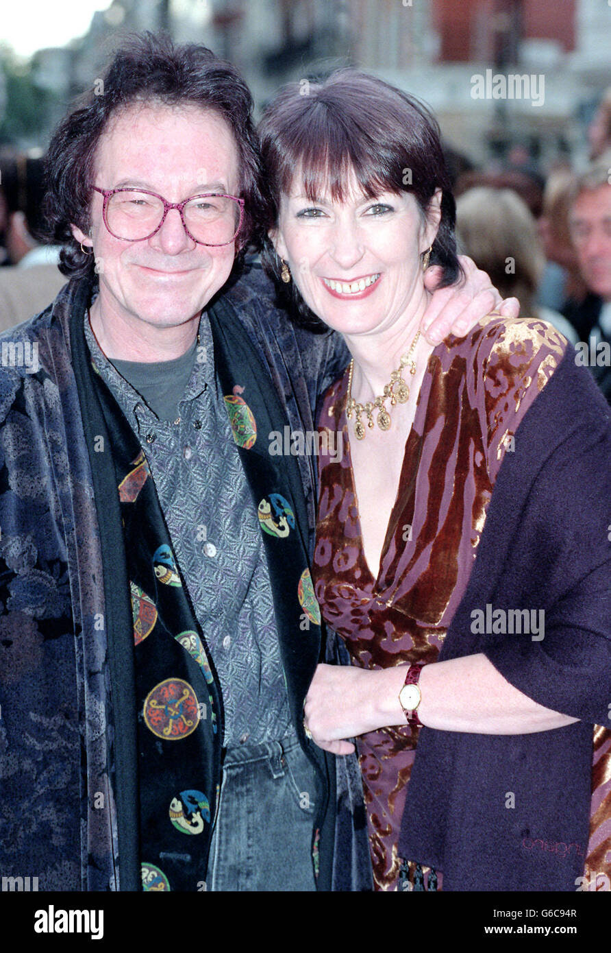 Enge Freunde von Rockstar Jimi Hendrix. Hendrix Bassist Noel Redding und die ehemalige Freundin Kathy Etchingham, im Haus in der Brook Street, Mayfair, wo der Star lebte. Eine blaue Gedenktafel wurde von English Heritage an der Stätte errichtet. * 13/05/03 Noel Redding ist im Alter von 57 Jahren gestorben, wurde bekannt gegeben. Stockfoto