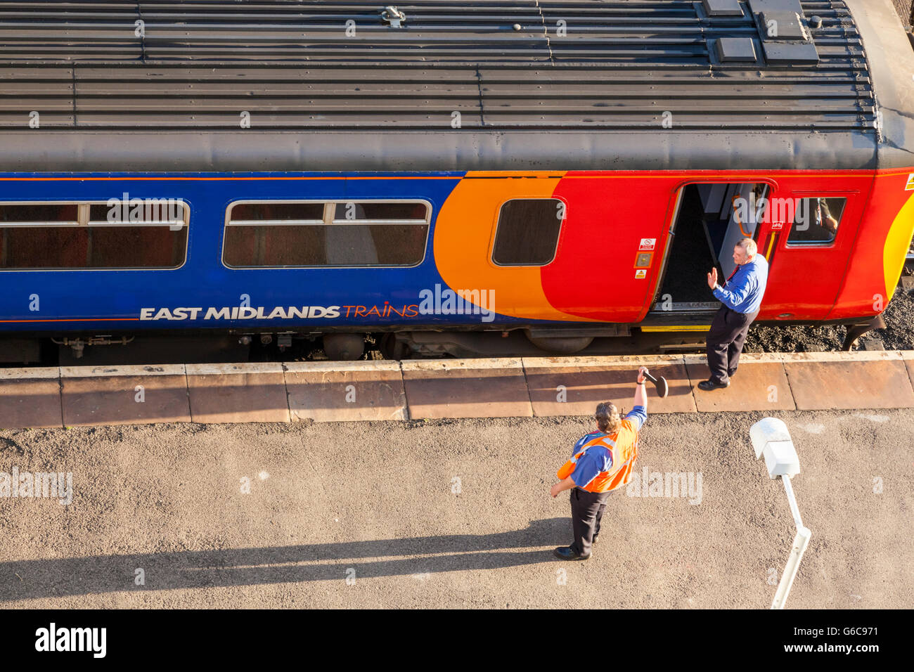 East Midlands Trains Zug bereit zu verlassen. Zug von einer Plattform am Bahnhof Nottingham, Nottingham, England, Großbritannien Stockfoto