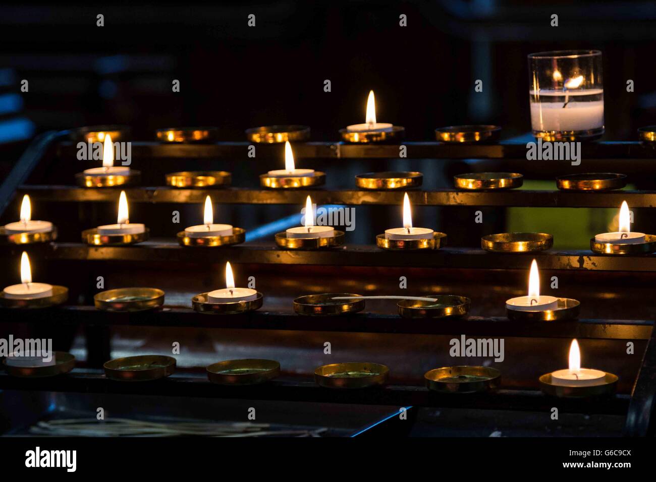 Ein Array von Kerzen in einer alten Kirche in Herefordshire, England Stockfoto