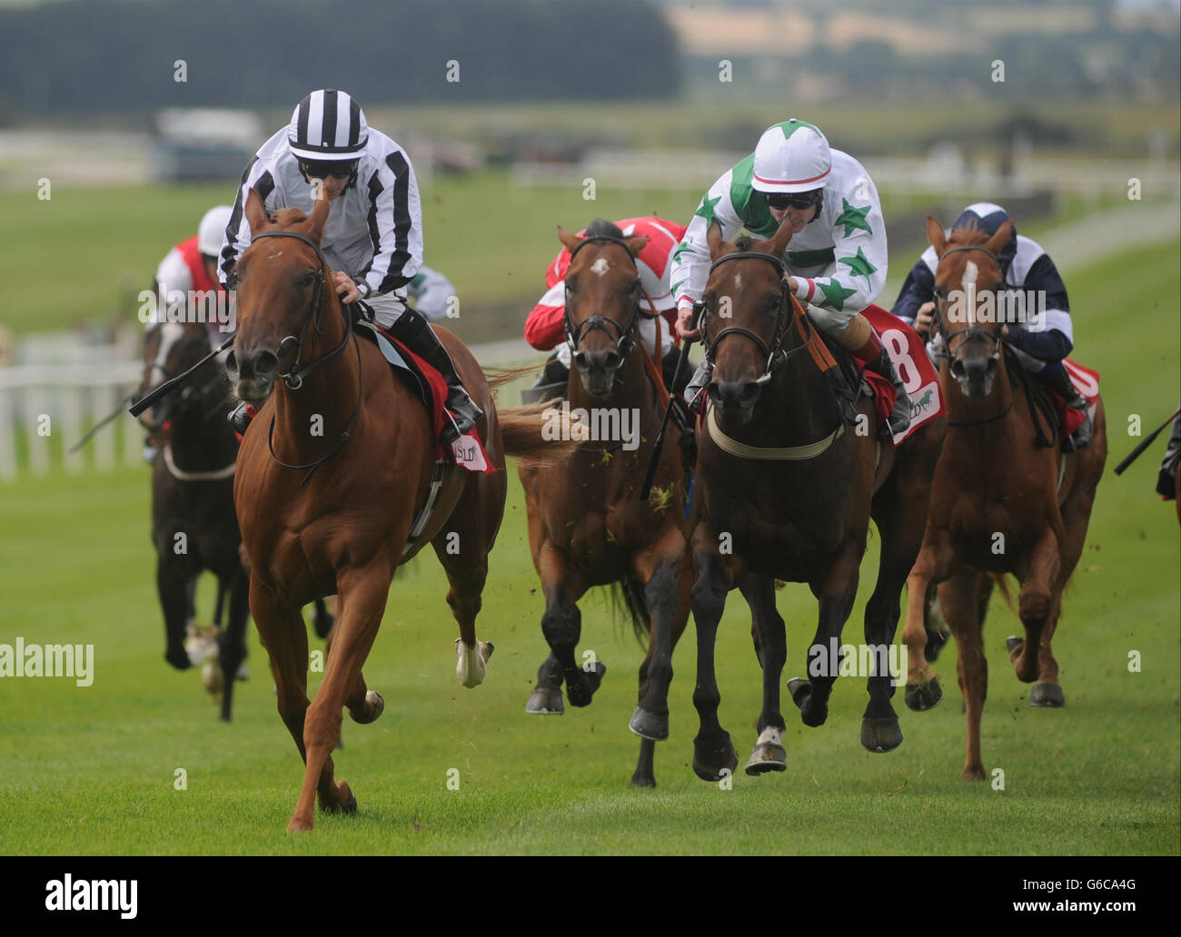 Jockey Wayne Lordan (links) fährt während des Galileo Futurity Stakes Day auf der Curragh Racecourse, Co Kildare, Irland, zum Sieg beim Irish Field Curragh Stakes Race. Stockfoto