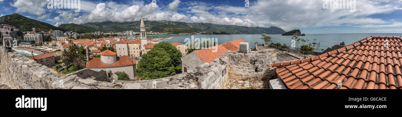 Die alte befestigte Stadt Budva erschossen vom höchsten Punkt innerhalb der Zitadelle. Budva ist eine montenegrinische Stadt an der Adria. Stockfoto
