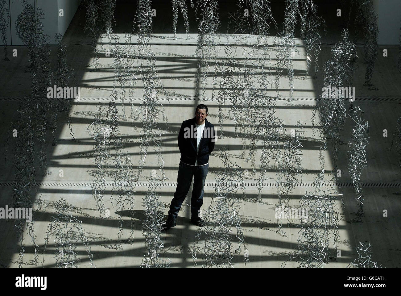 Der Bildhauer und Künstler Antony Gormley steht mit seiner Ausstellung „Domain Field“, die er in der Baltic Gallery in Gatehead enthüllte. Die Ausstellung von fast 300 einzigartigen Stahlskulpturen, die aus den Körpern gewöhnlicher Menschen geformt wurden, wurde mit 290 Freiwilligen im Alter von zwei bis 85 Jahren geschaffen. *...Gormley, der auch für die riesige Angel of the North Skulptur in der Nähe verantwortlich ist, verwendete Modelle aus der Stadt und dem benachbarten Newcastle. S Stockfoto
