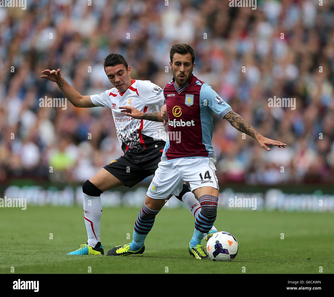 Fußball - Barclays Premier League - Aston Villa gegen Liverpool - Villa Park. Liverpools Iago Aspas (links) und Antonio Luna (rechts) von Aston Villa kämpfen um den Ball Stockfoto