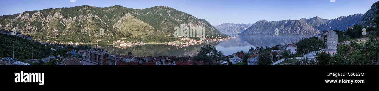 Bucht von Kotor in der früh aus Dobrota erschossen. Zeigt der ria, die umliegenden Berge, bewölktem Himmel und Wohngebäude Stockfoto