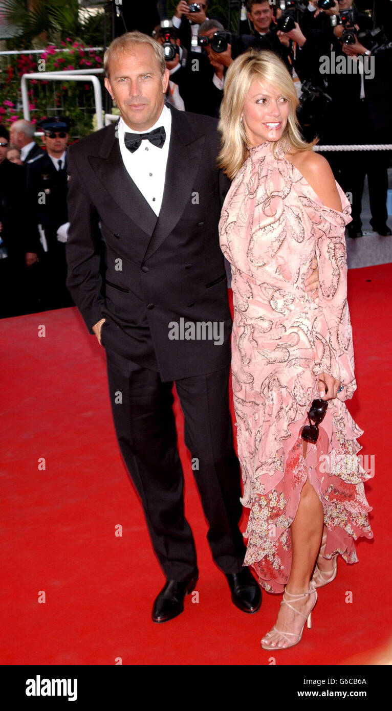 Schauspieler Kevin Costner und seine Freundin Christine Baumgarter, die zur Premiere von Matrix Reloaded im Palais des Festivals in Cannes eintreffen. Stockfoto