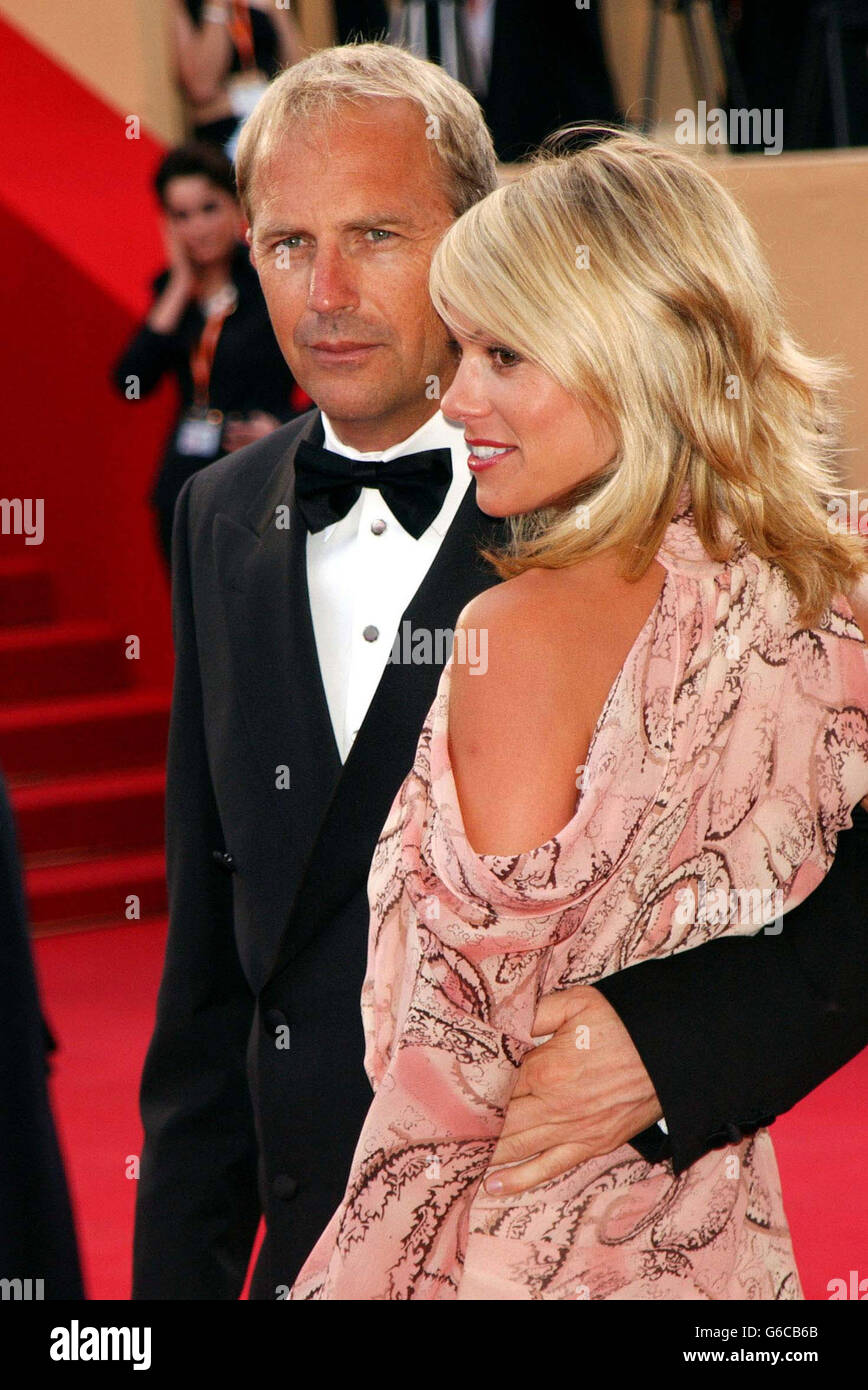 Kevin Costner und seine Freundin Christine Baumgarter kommen zur Premiere von Matrix Reloaded im Palais des Festivals in Cannes an. Stockfoto