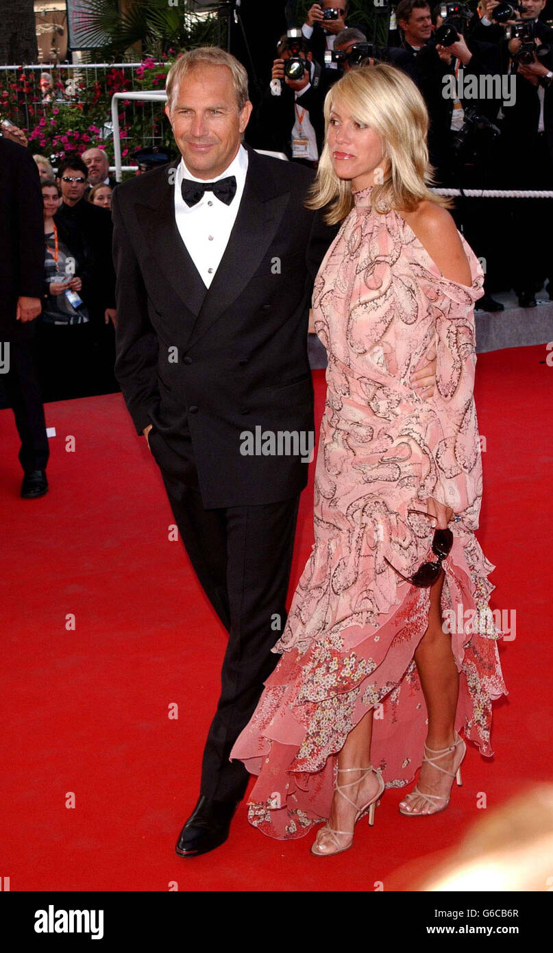 Schauspieler Kevin Costner und seine Freundin Christine Baumgarter, die zur Premiere von Matrix Reloaded im Palais des Festivals in Cannes eintreffen. Stockfoto