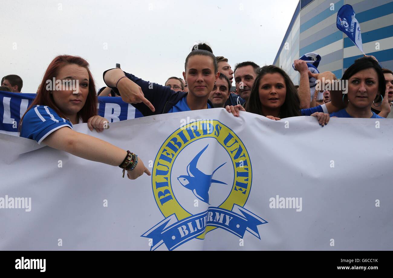 Cardiff City Fans während der Bluebirds Unite Protest gegen die Schläger wechseln die Hemdfarbe von blau zu rot Stockfoto