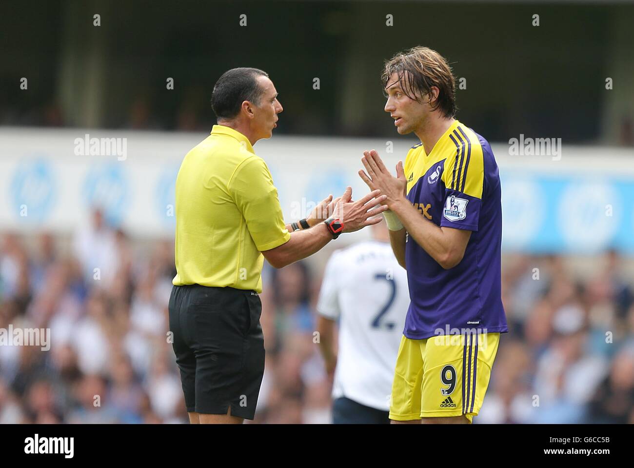 Fußball - Barclays Premier League - Tottenham Hotspur gegen Swansea City - White Hart Lane. Miguel Michu (rechts) von Swansea City bittet den Schiedsrichter Neil Swarbrick Stockfoto