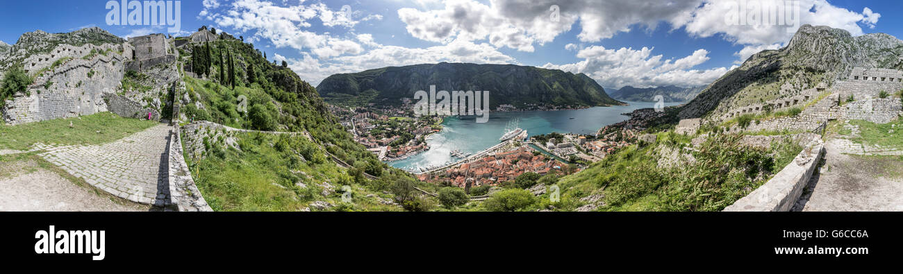 Bucht von Kotor schoss aus den Wällen der Festung des Johanniterordens. Kotor ist eine Küstenstadt in Montenegro. Es befindet sich in einem abgelegenen Stockfoto
