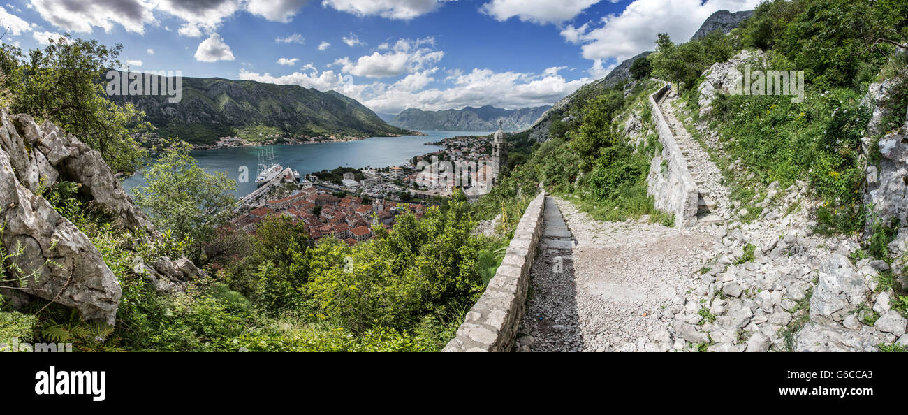 Bucht von Kotor schoss aus den Wällen der Festung des Johanniterordens. Kotor ist eine Küstenstadt in Montenegro. Es befindet sich in einem abgelegenen Stockfoto