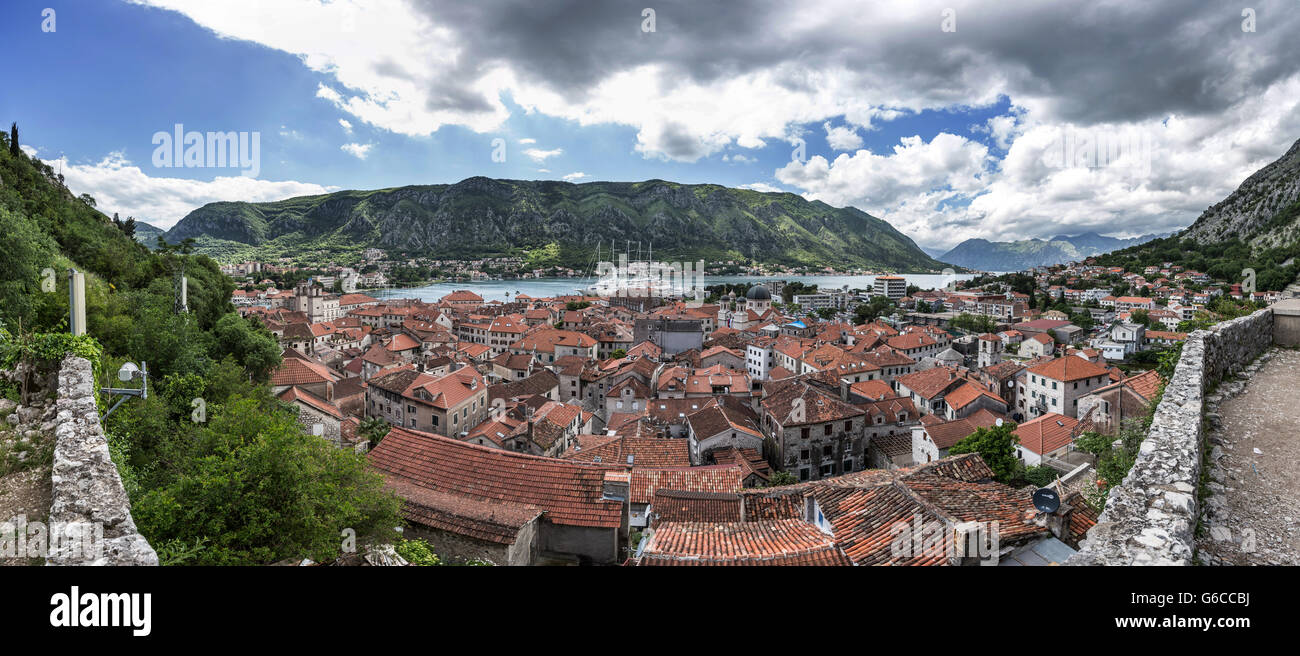 Bucht von Kotor erschossen von den Wällen der Festung des Johanniterordens, zeigt die Altstadt von oben, die ria, Wolken & ein Kreuzfahrtschiff Stockfoto