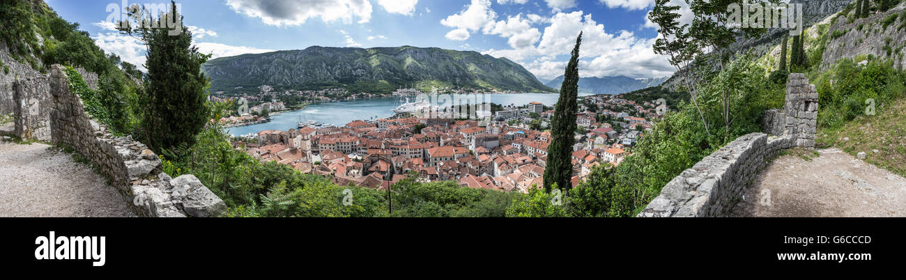 Bucht von Kotor aus den Wällen der Festung von St John, zeigt die Altstadt von oben geschossen, ria, Bäume, Wolken, Kreuzfahrtschiff Stockfoto
