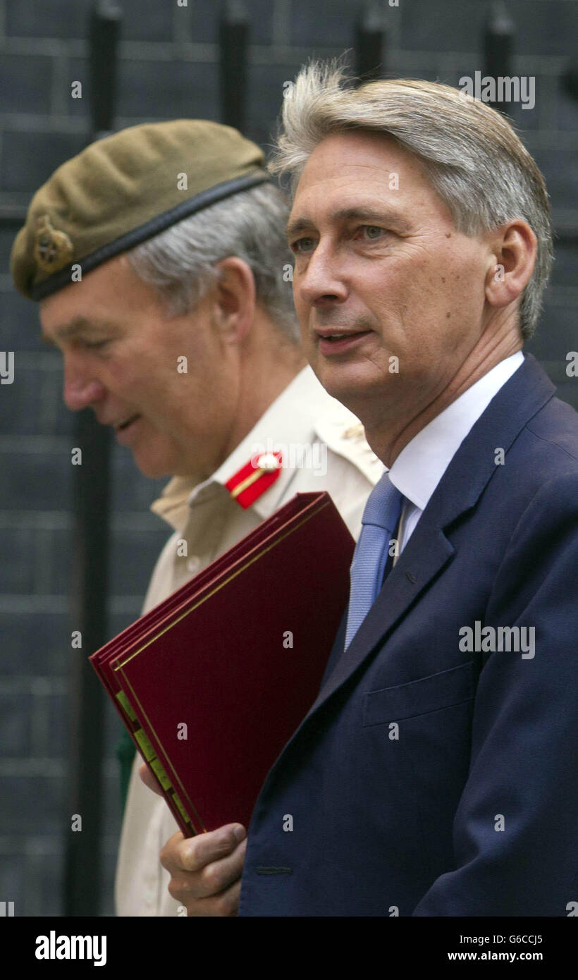 Verteidigungsminister Philip Hammond (rechts) und Generalstabschef Sir Nicholas Houghton kommen in der Downing Street 10 im Zentrum von London an. Stockfoto