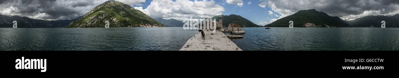 360° Panorama der Bucht von Kotor erschossen von der kleinen Insel Our Lady of the Rocks, zeigt die Stadt und die Insel. Insel in der Nähe von Perast. Stockfoto