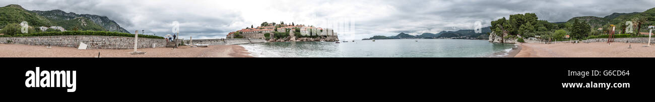 360° Panorama von Sveti Stefan schießen vom privaten Strand entfernt. Sveti Stefan ist ein kleines Inselchen und Hotel Resort in Montenegro, ca. Stockfoto