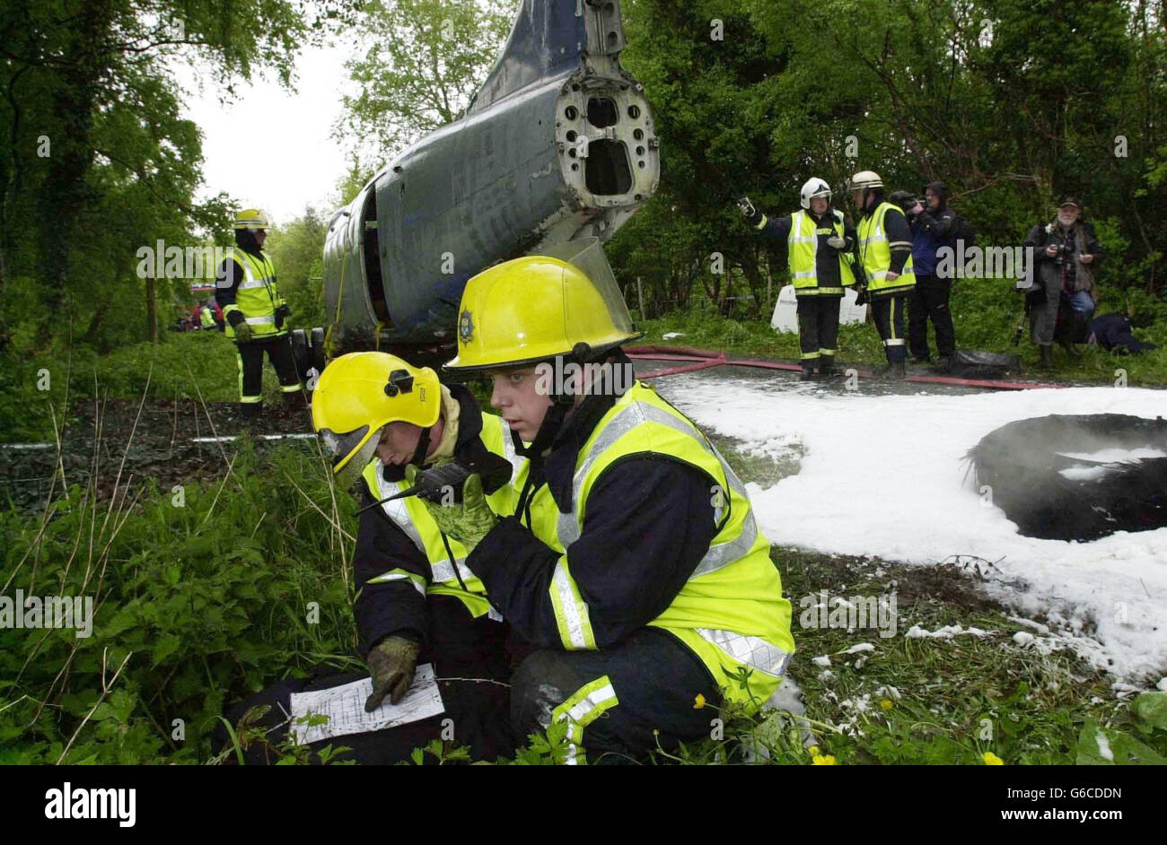 Rettungsdienste aus Nordirland und der Republik Irland reagieren auf einen simulierten Flugzeugabsturz in der Nähe von Kiltycogher, Republik Irland. * die gemeinsame Polizeibehörde von Nordirland/Garda war die erste grenzüberschreitende Katastrophensimulation, an der Rettungsdienste aus beiden Ländern beteiligt waren. Stockfoto