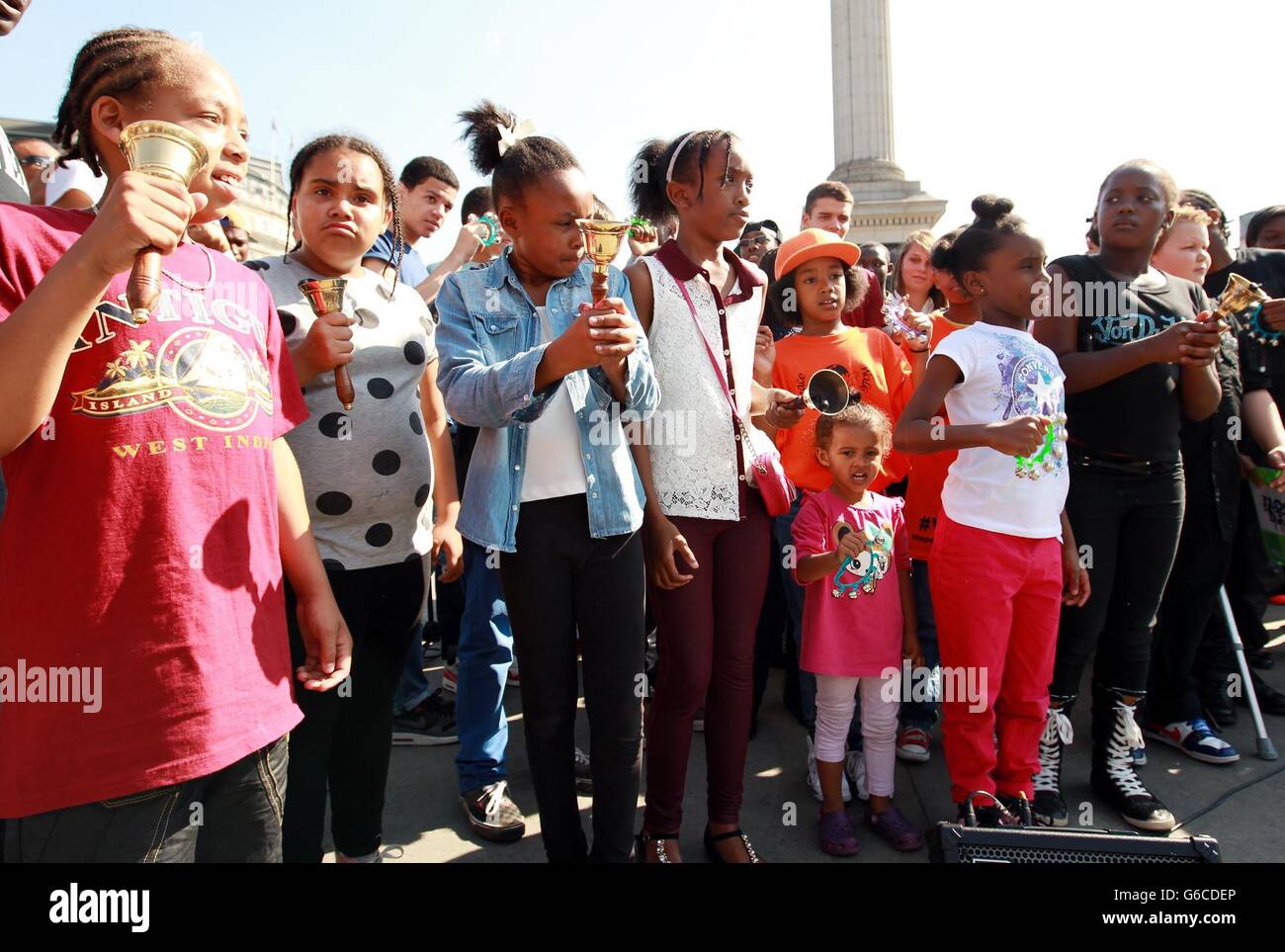 Fünfzig junge Glockenläger begehen den 50. Jahrestag der Rede von Martin Luther King "Ich habe einen Traum". Glocken läuteten um 15 Uhr - die Stunde, in der Dr. King seine berühmte Rede hielt - vor ähnlichen gedenkfeiern in Washington. Stockfoto