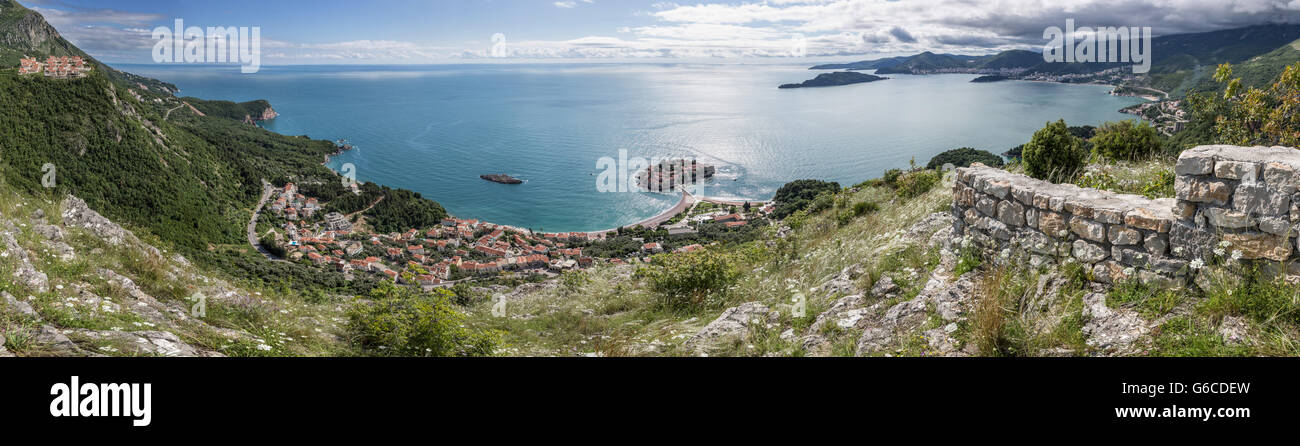 Sveti Stefan in Montenegro, im Osten und zeigt die Küste, die Bucht von Budva und die Skyline von Berg betrachtet Islet. Stockfoto