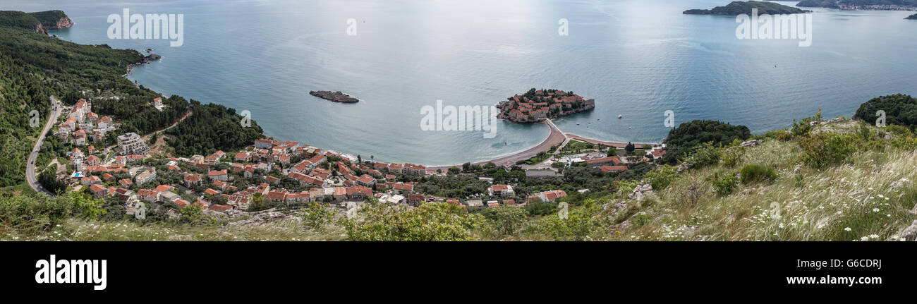Sveti Stefan in Montenegro, betrachtet von einem Berg im Osten, zeigt die Küste und die nahegelegenen Ansammlung von Hotels Islet. Stockfoto